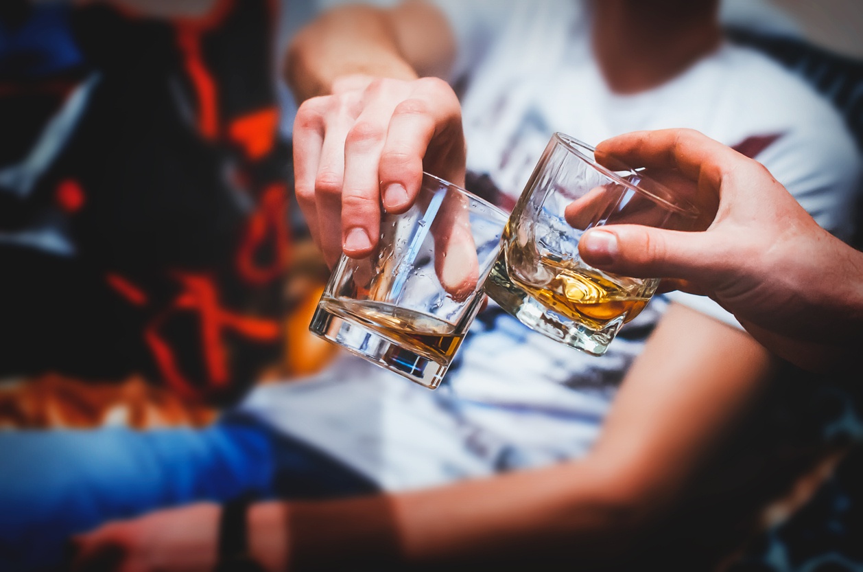 Δείτε πώς βοηθά το αλκοόλ στην καθημερινότητα, τον πόνο και την ψυχική υγεία