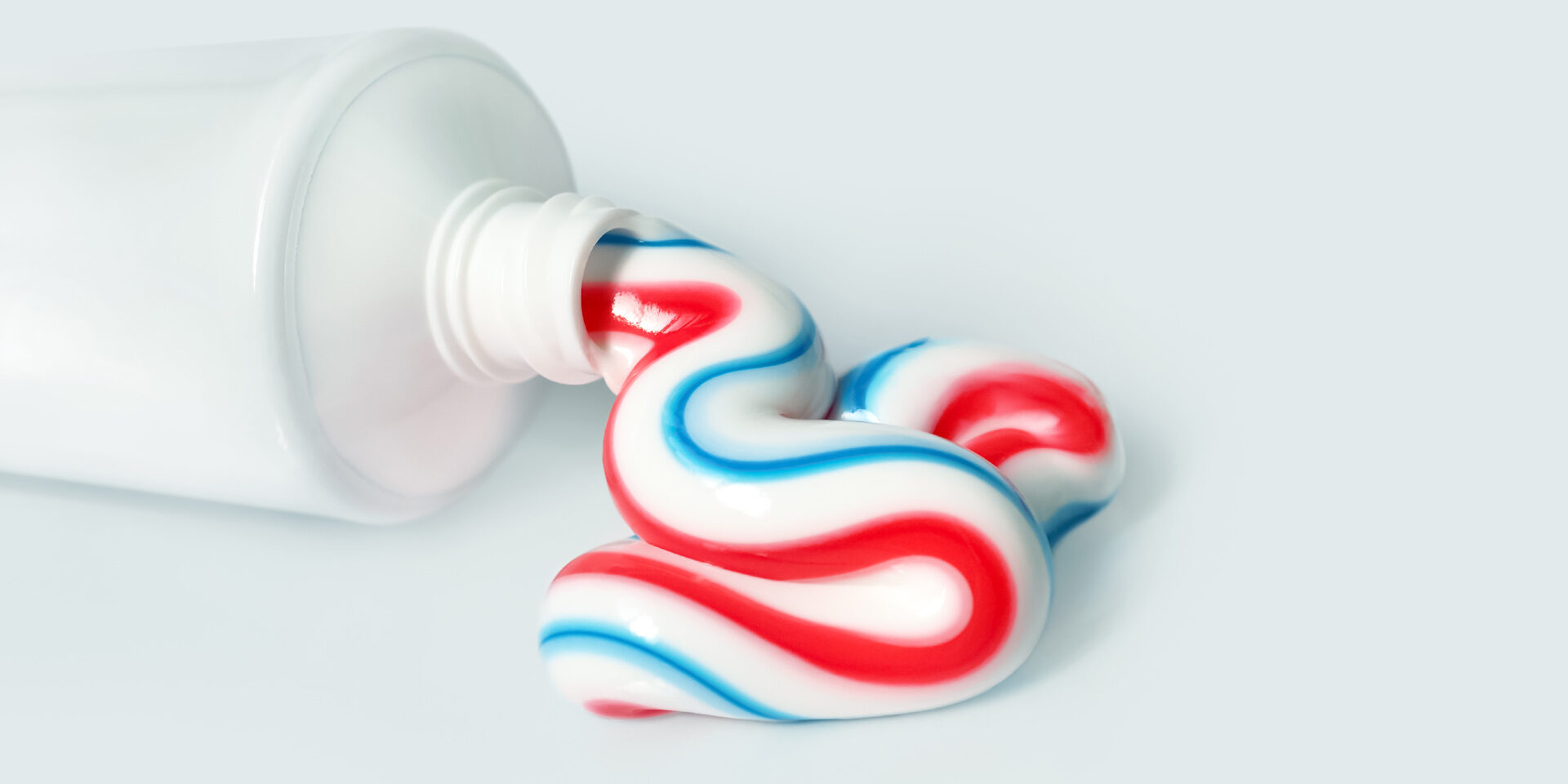 Δώστε προσοχή: Ποια συστατικά πρέπει να αποφεύγετε όταν αγοράζετε οδοντόκρεμα