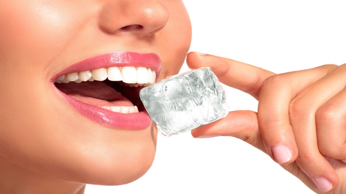Μασάτε παγάκια; – Οδοντίατρος αποκαλύπτει τι μπορεί να πάθουν τα δόντια σας (βίντεο)