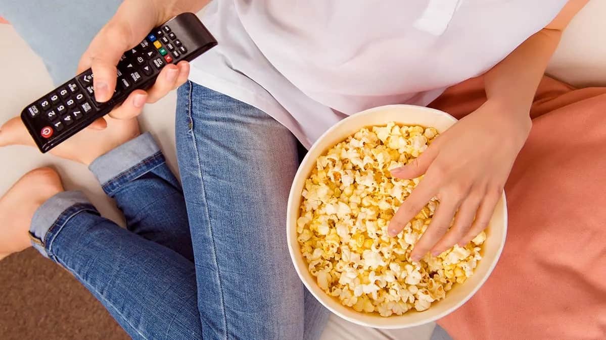 Φαγητό και τσιμπολόγημα μπροστά από την τηλεόραση: Γιατί είναι απαγορευτικό