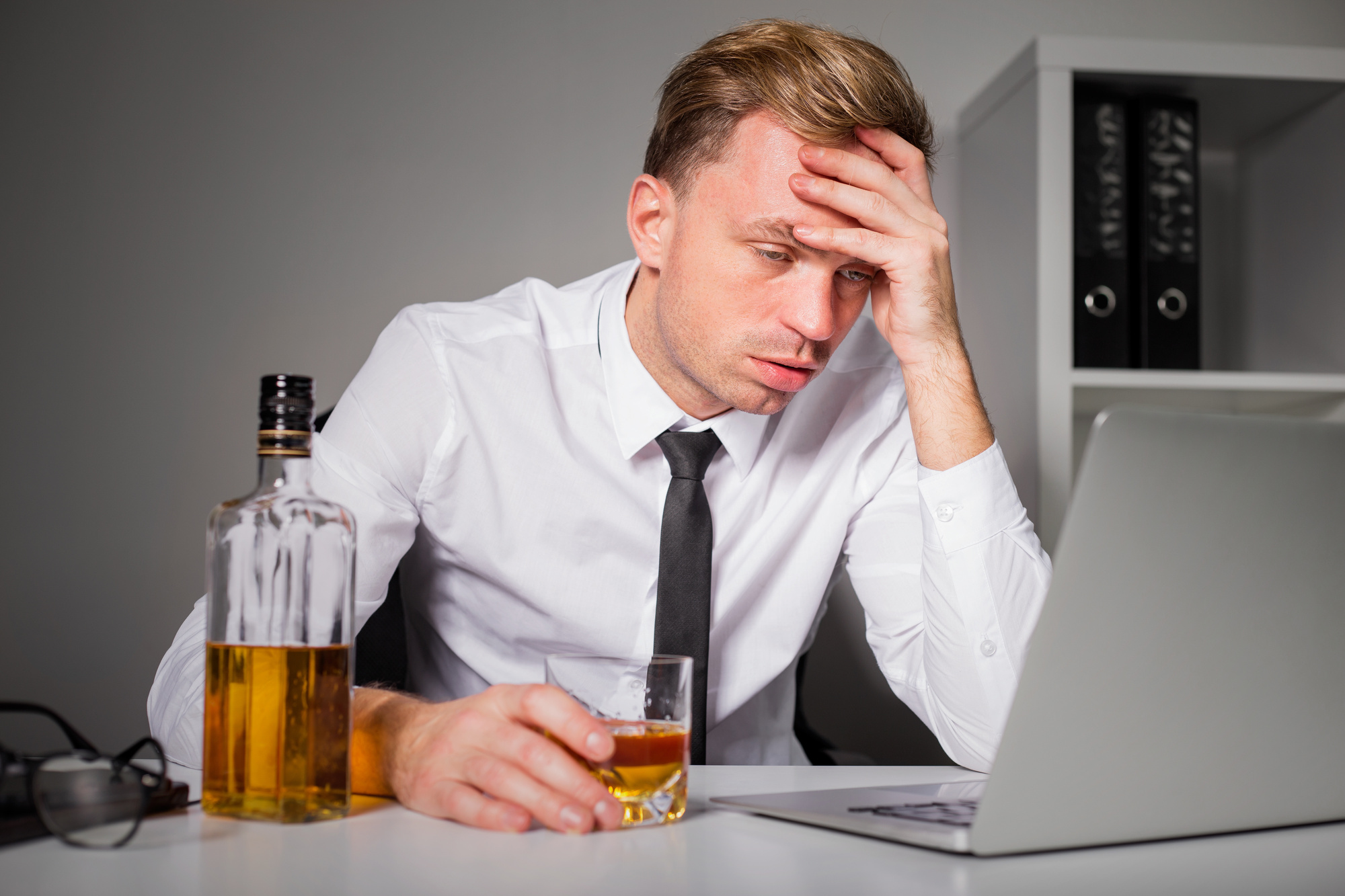 Μελέτη δείχνει πως οι άνθρωποι που εργάζονται πολλές ώρες τείνουν να πίνουν περισσότερο αλκοόλ