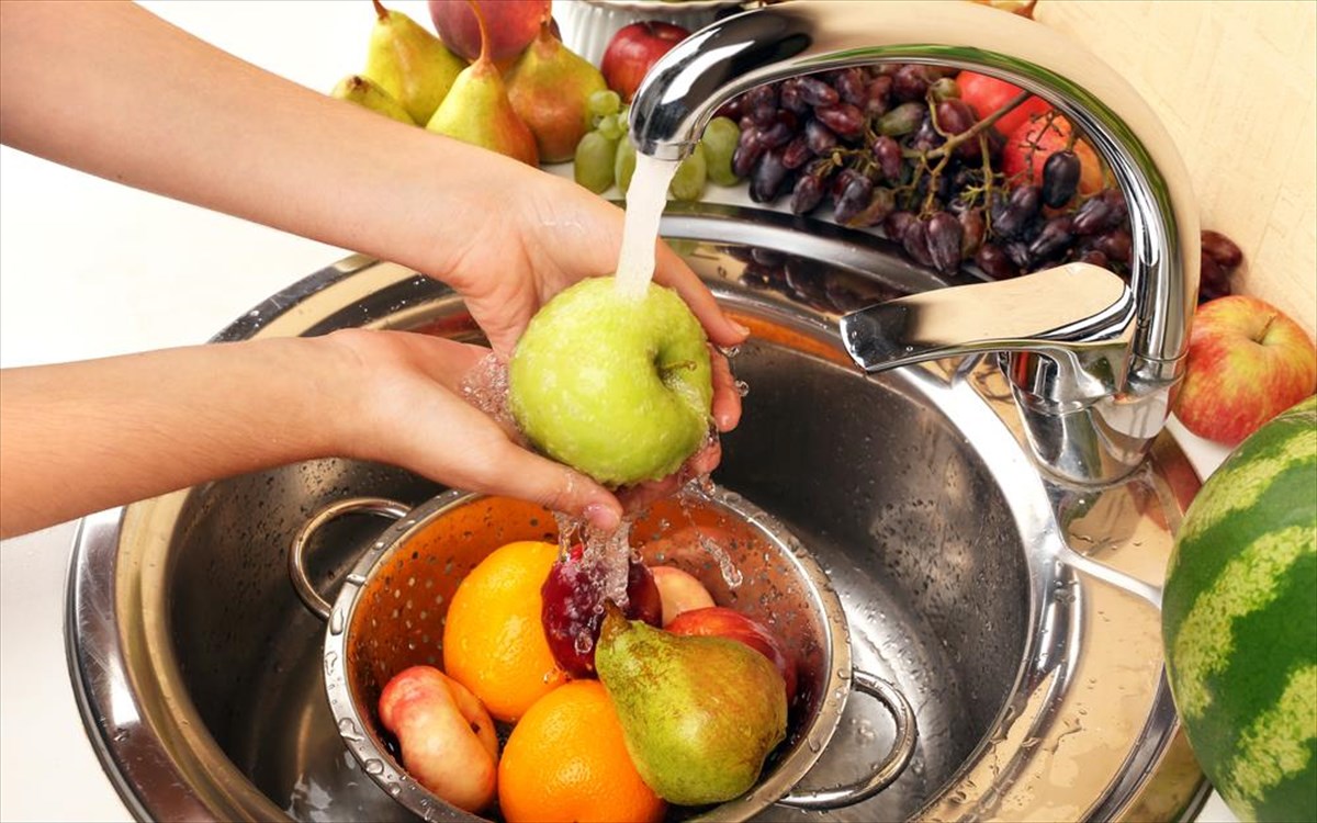 Δείτε τι δεν πρέπει να κάνετε πριν πλύνετε τα φρούτα και τα λαχανικά