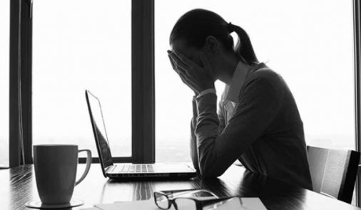 Αν δουλεύεις πολλές ώρες κινδυνεύεις από κατάθλιψη