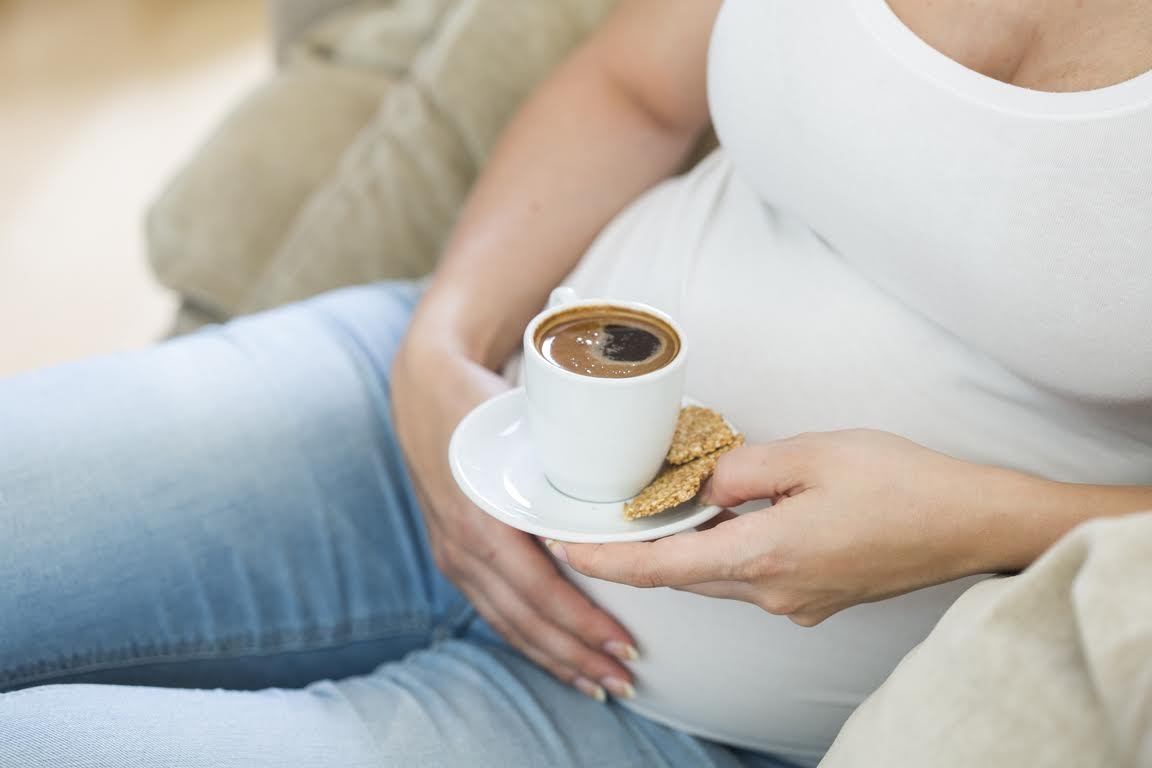 Τι μπορεί να πάθει το παιδί αν μία έγκυος πίνει δύο ποτήρια καφέ;