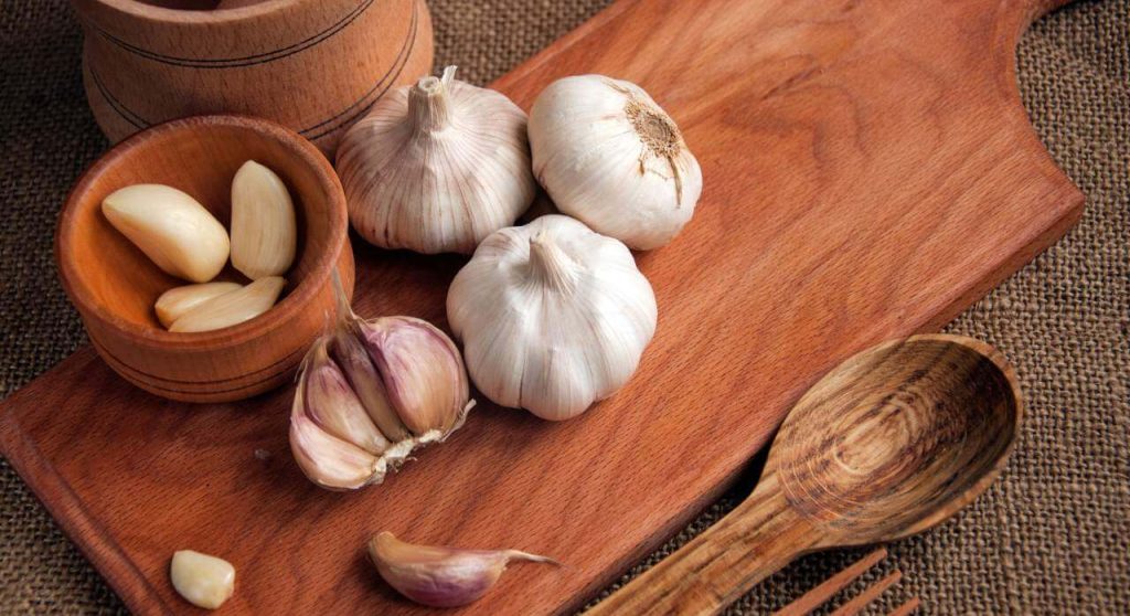 Σκόρδο το «θαυματουργό»: Μειώνει την αρτηριακή πίεση, τα επίπεδα χοληστερόλης και ενισχύει το ανοσοποιητικό