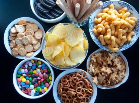Νέα έρευνα: Χρωστική ουσία που υπάρχει σε πολλές τροφές μπορεί να προκαλεί φλεγμονώδη νόσο του εντέρου