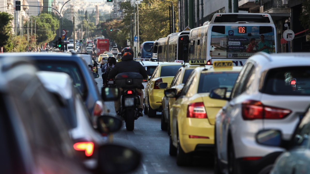 Νέα μελέτη: Το να κάθεσαι στην κίνηση για μόλις 2 ώρες μπορεί να οδηγήσει σε εγκεφαλική βλάβη