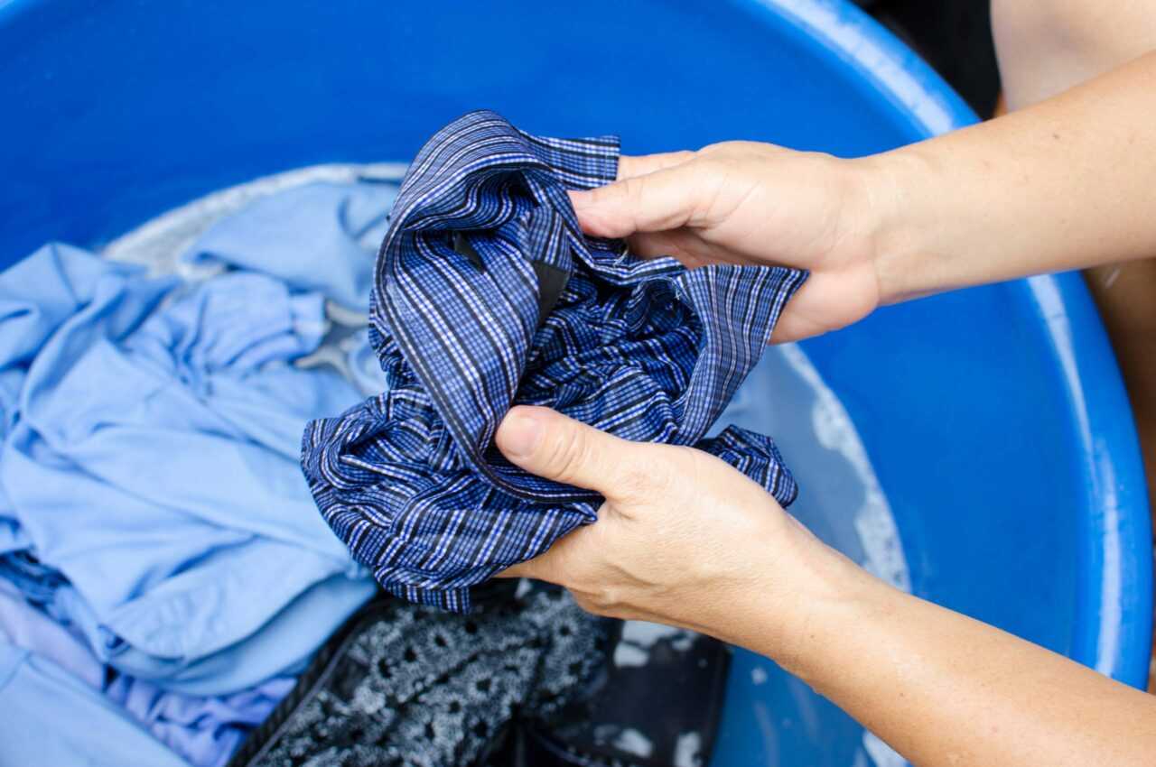 Νέα έρευνα: Το πλύσιμο των ρούχων στο χέρι είναι πέντε φορές καλύτερο από το πλυντήριο σε κάτι πολύ σημαντικό