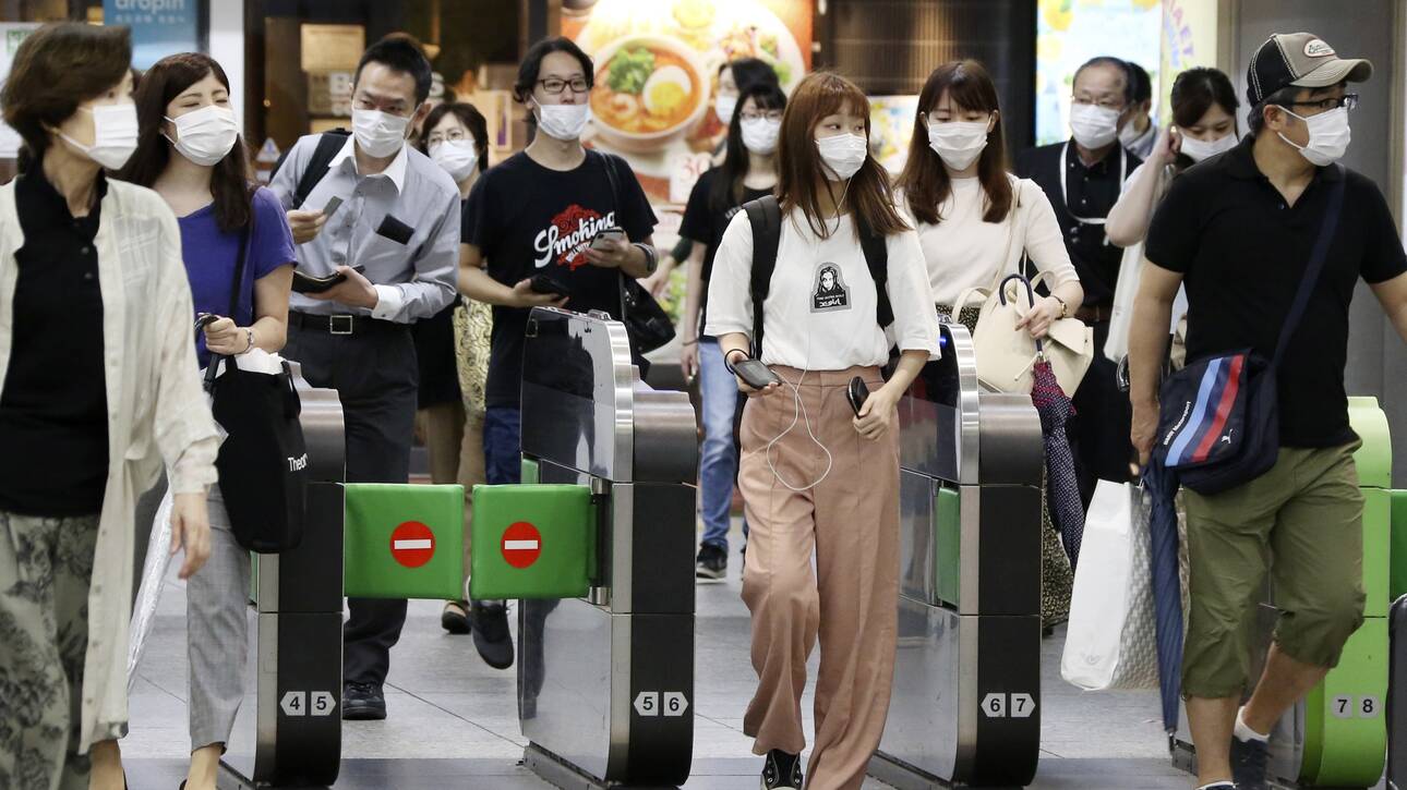 Ιαπωνία: Οι άνθρωποι ξέχασαν να… χαμογελάνε πίσω από τις μάσκες Covid-19 – «Τρέχουν» μαζικά σε «δασκάλους»