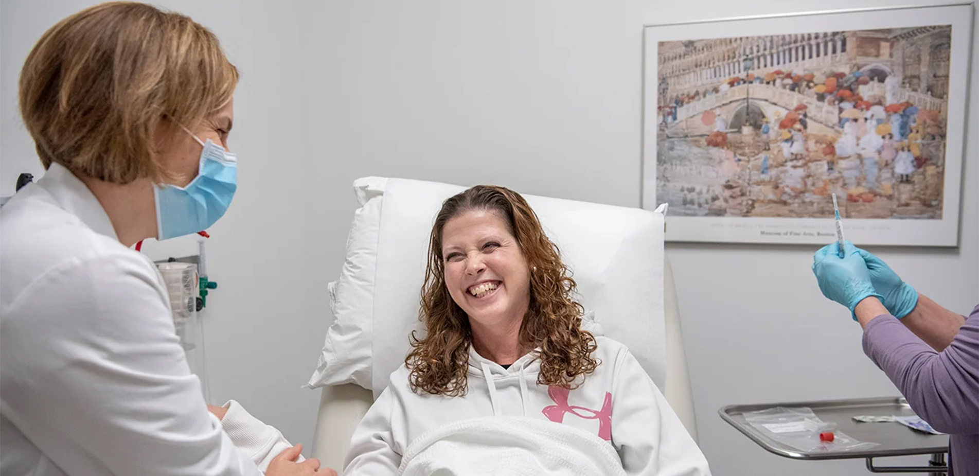 Αυτή είναι η πρώτη γυναίκα που έκανε το νέο εμβόλιο για τον καρκίνο του μαστού (βίντεο)