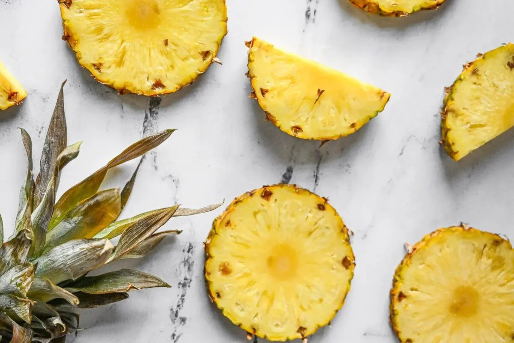 Ανανάς: Το τροπικό φρούτο που αυξάνει την ορμόνη της ευτυχίας