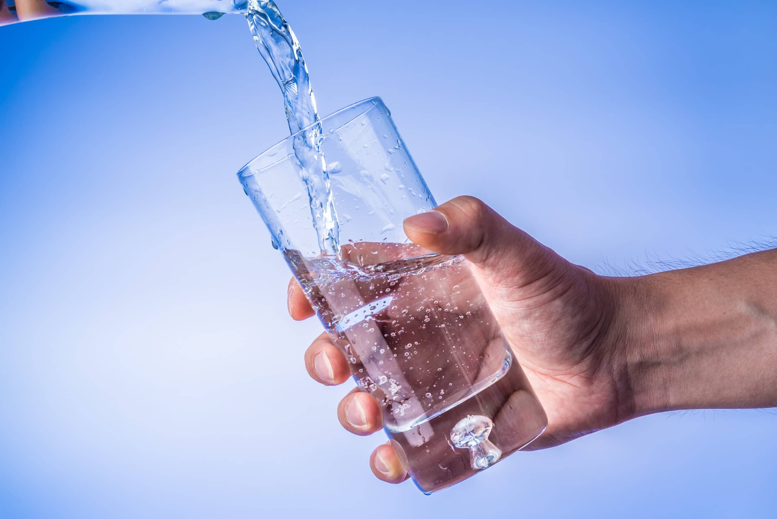 Δύο ποτήρια νερό θα σε κάνουν πιο δυνατό, έξυπνο και πιο υγιή από ποτέ