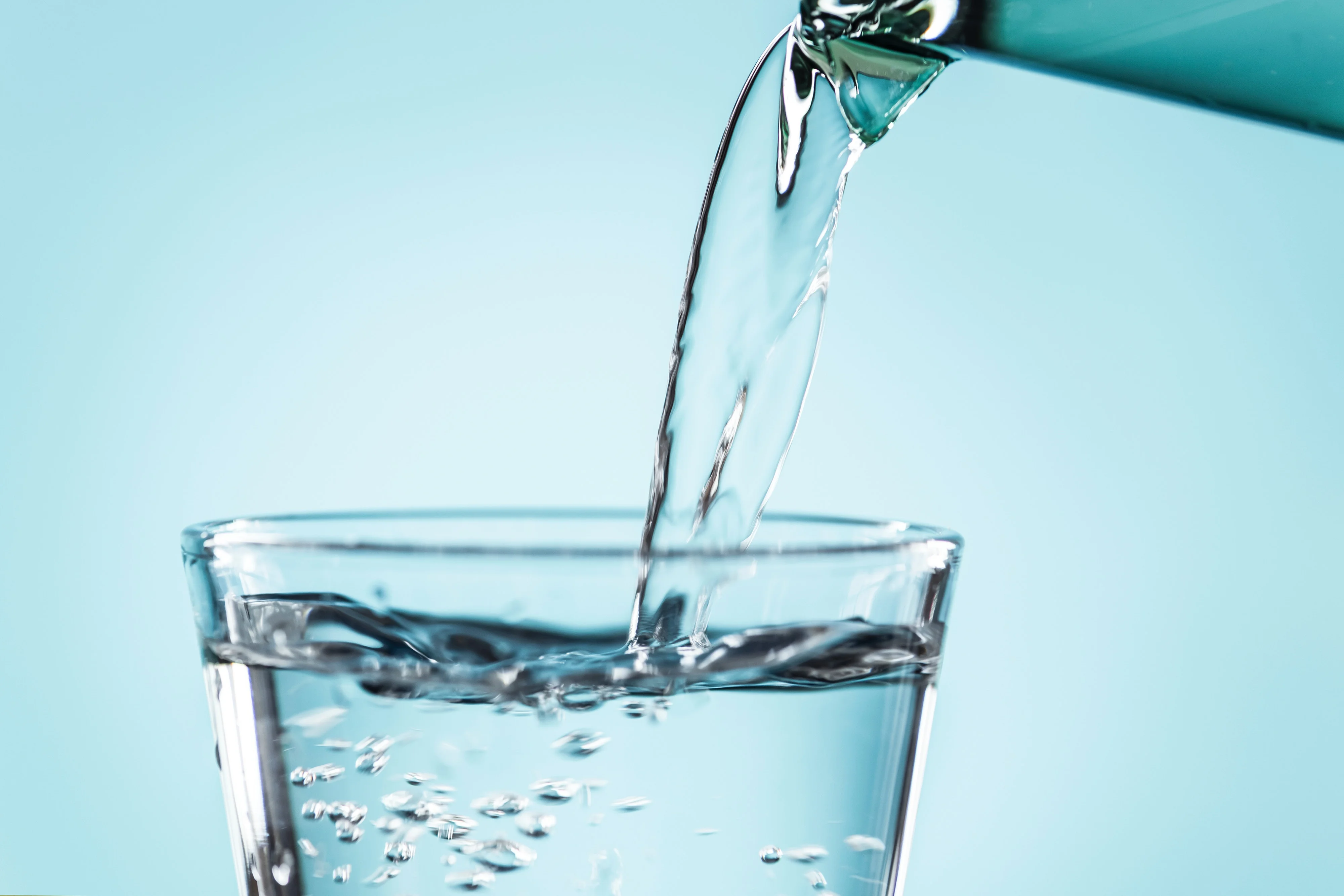 Νεκρή μητέρα δύο παιδιών από υπερβολική κατανάλωση νερού – Τι είναι η υδρική δηλητηρίαση