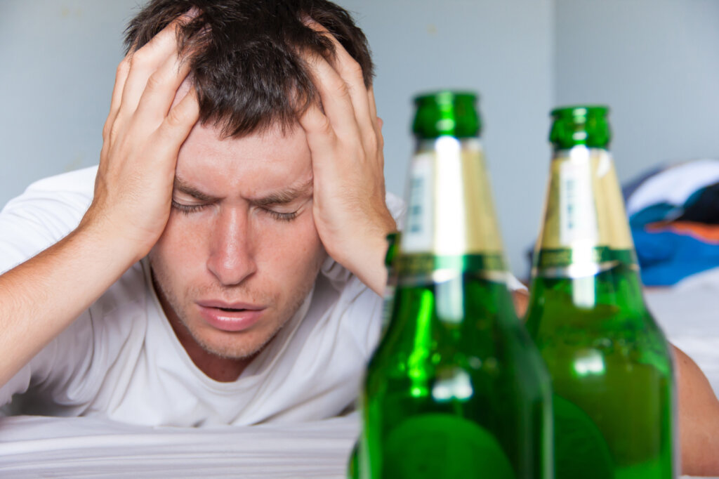 Hangover στις διακοπές: Πώς να απολαύσουμε το ποτό μας χωρίς τον πονοκέφαλο της επόμενης μέρας