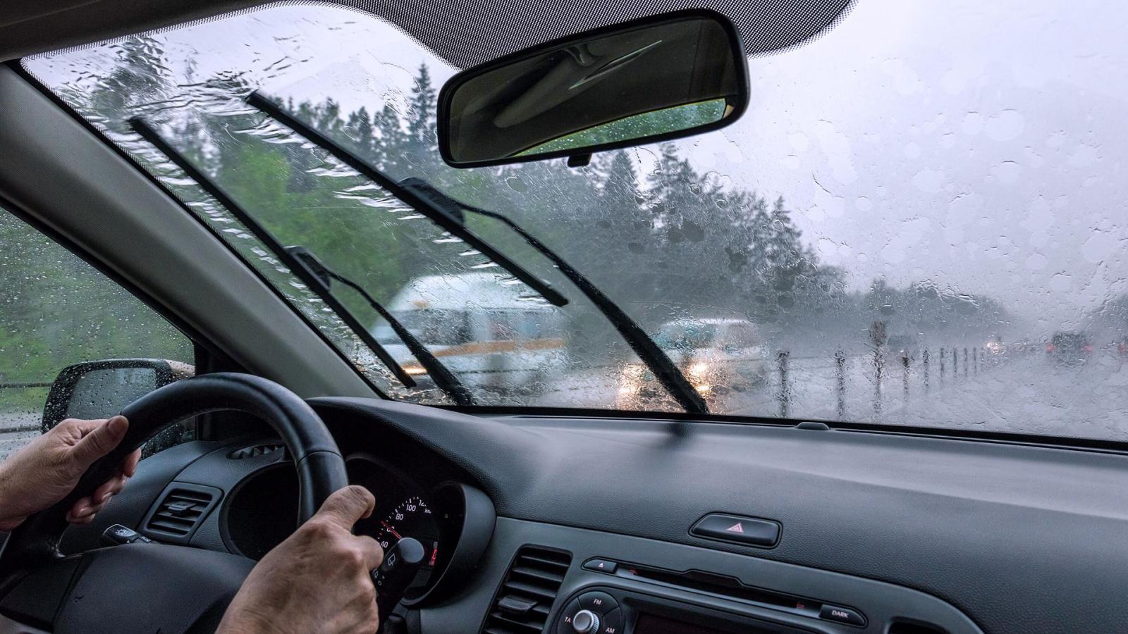 Οδήγηση στη βροχή: Δείτε τι πρέπει να προσέξετε για να μετακινηθείτε με ασφάλεια