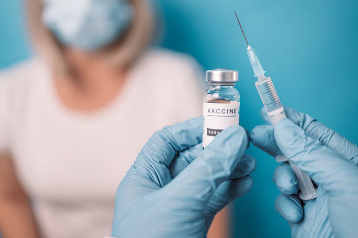 Οι ταυτόχρονοι εμβολιασμοί για γρίπη και Covid αυξάνουν τον κίνδυνο εγκεφαλικού