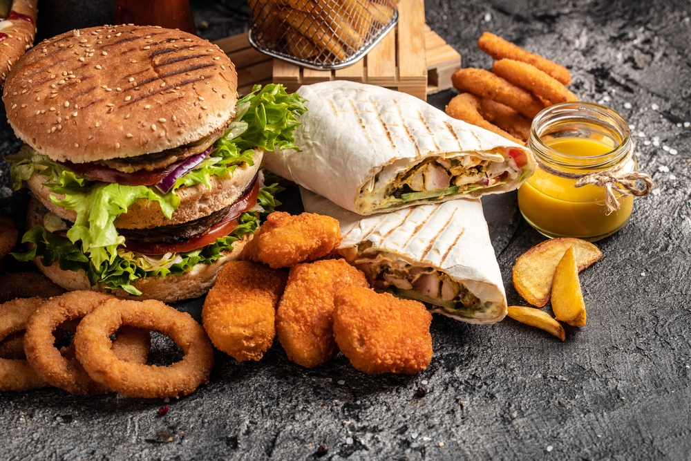 Νέα έρευνα προειδοποιεί: Η διαβίωση κοντά σε μπαρ και εστιατόρια fast food αυξάνει το κίνδυνο για καρδιακή ανεπάρκεια