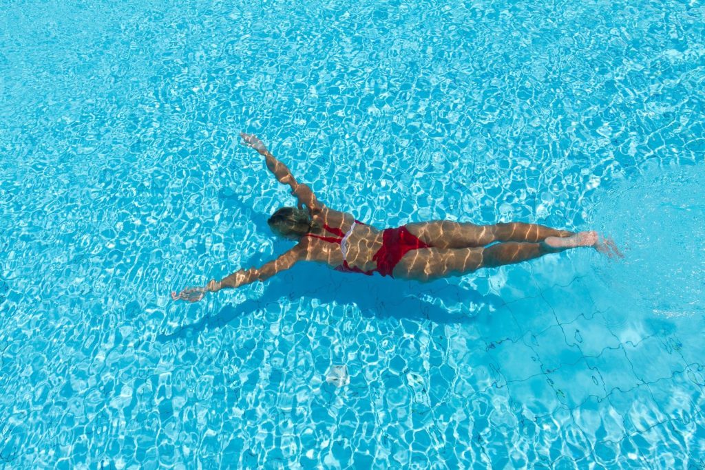 Κολύμπι στην πισίνα: Δείτε τι να κάνετε για να προστατέψετε το δέρμα και τα μαλλιά σας από το χλώριο