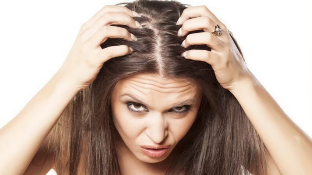 Σπυράκια & φαγούρα στο κεφάλι: Δείτε ποιες είναι οι 5 πιθανές αιτίες