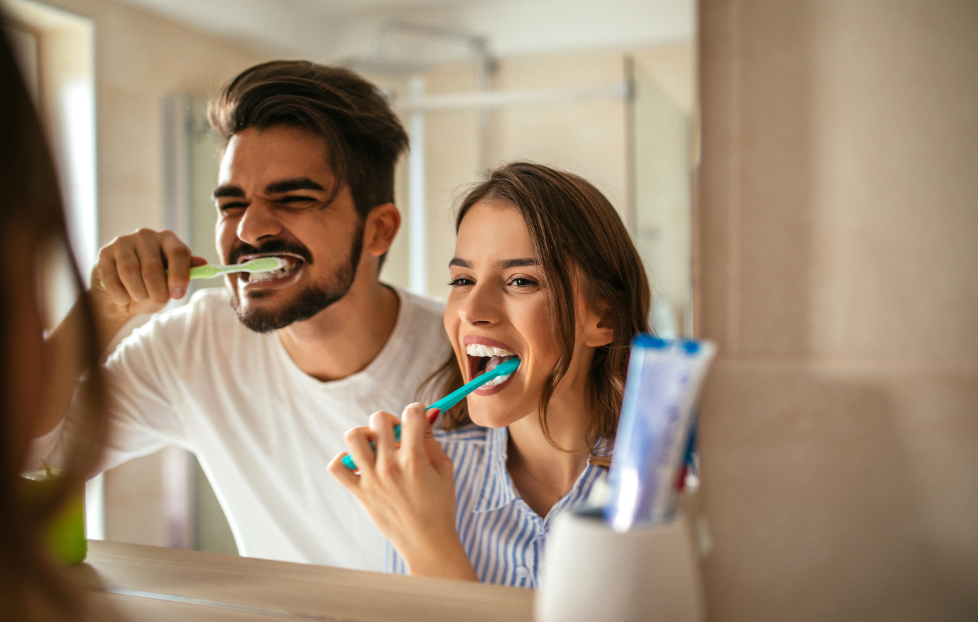 Γιατί δεν πρέπει να ξεπλένετε το στόμα σας αμέσως μετά το βραδινό βούρτσισμα των δοντιών