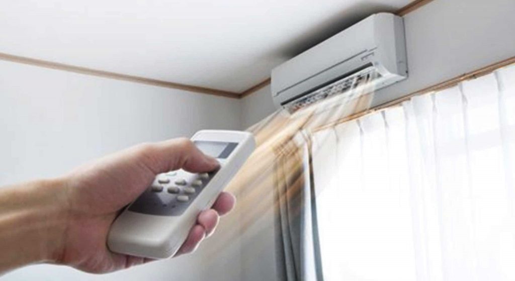 Μυρωδιά μούχλας από το κλιματιστικό: Ποιοι οι κίνδυνοι υγείας και ο τρόπος αντιμετώπισης