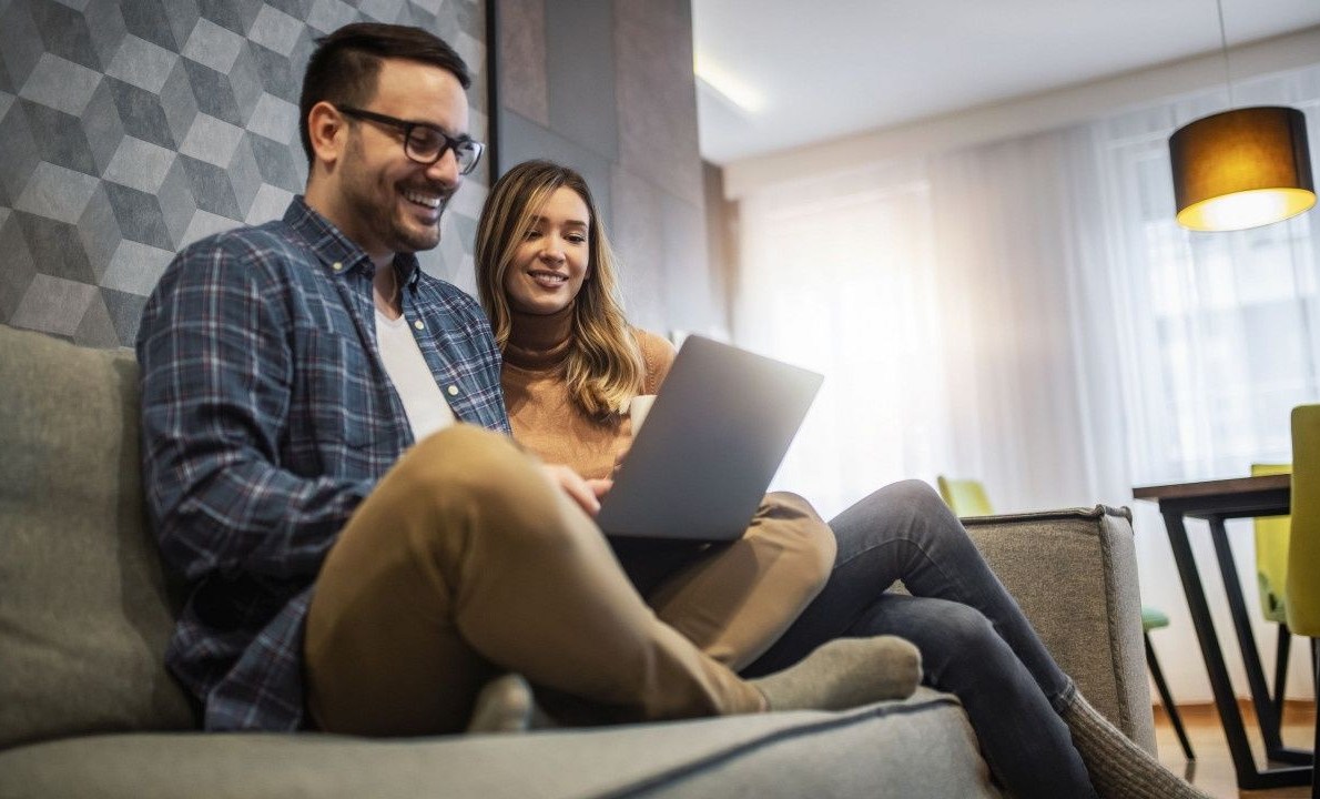 Βάζεις το laptop στα πόδια και την κοιλιά σου; – Δες γιατί πρέπει να το σταματήσεις