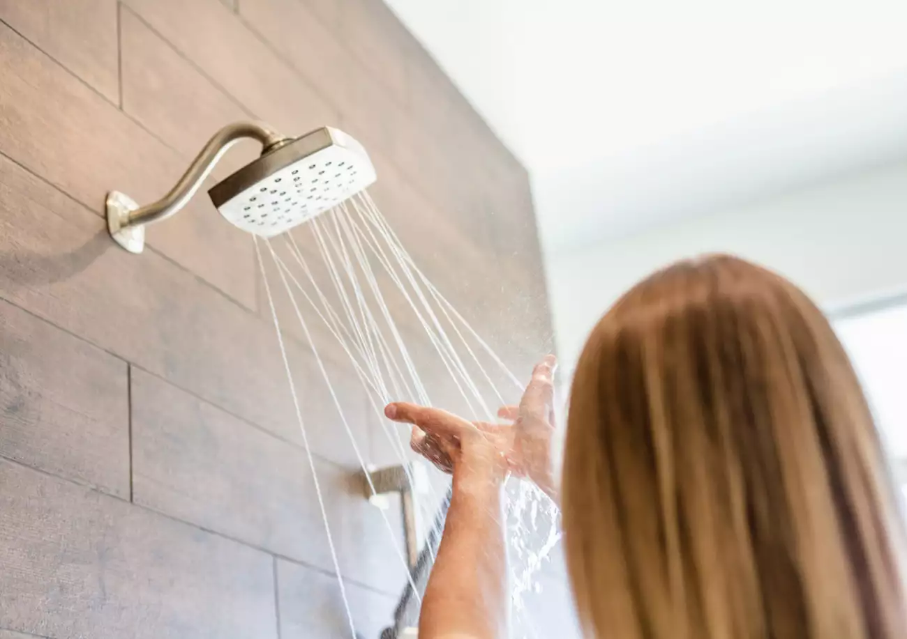 Δερματολόγος αποκαλύπτει: Πόσες φορές πρέπει να κάνουμε μπάνιο για να μένει λαμπερό το δέρμα μας