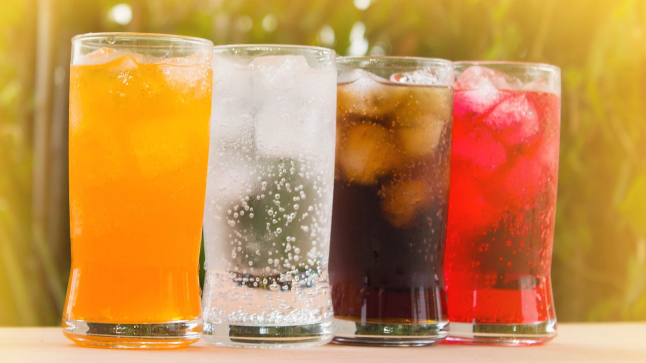 Νέα έρευνα: Πώς η κατανάλωση αναψυκτικών συνδέεται με την κατάθλιψη