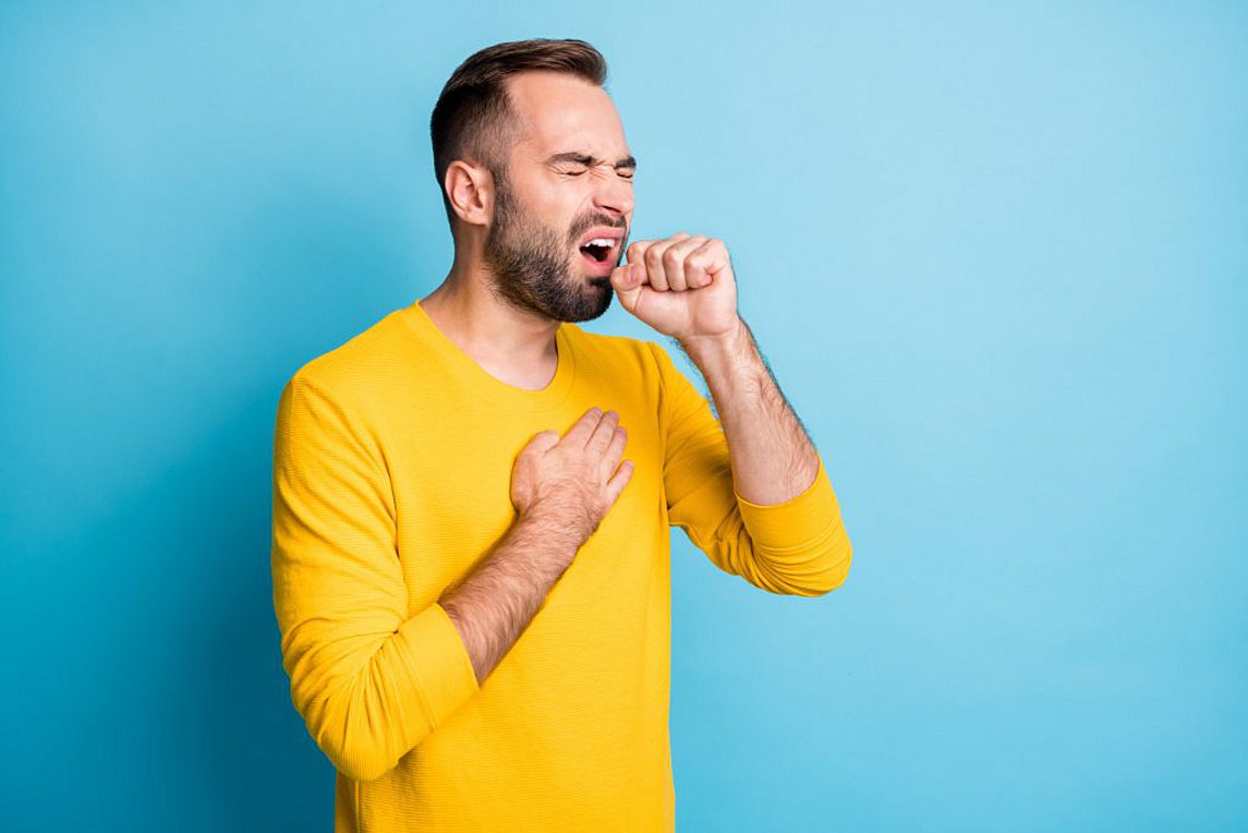 Πνιγμός από φαγητό ή ποτό: Δείτε τι πρέπει να κάνετε αν κατέβουν από την τραχεία αντί τον οισοφάγο