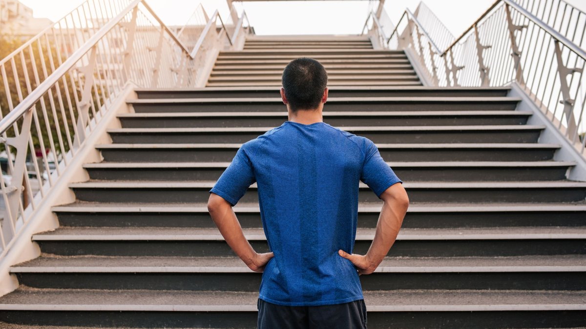 Οι ασκήσεις στο περπάτημα που θα σας βοηθήσουν να ανεβαίνετε σκάλες χωρίς να λαχανιάζετε (φώτο)