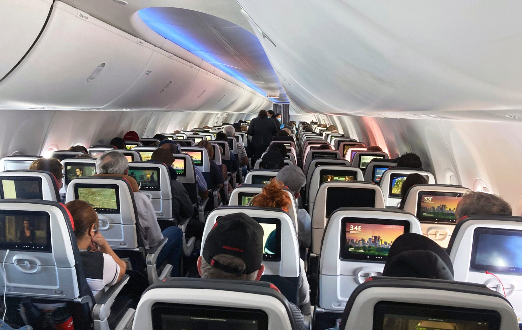 Δερματολόγος αποκαλύπτει: Αυτός είναι ο λόγος που πρέπει να αποφεύγετε να φοράτε μακιγιάζ στο αεροπλάνο