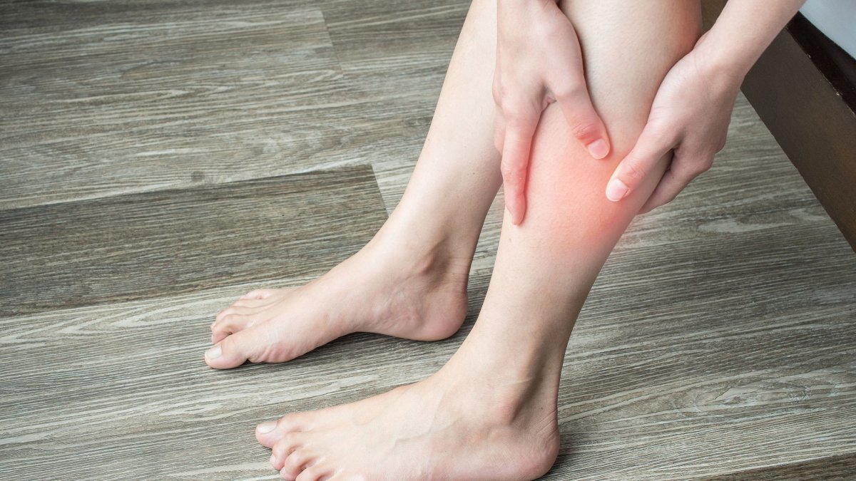 Θρόμβωση στο πόδι: Τα συμπτώματα που δεν πρέπει να αγνοήσετε και οι παράγοντες κινδύνου