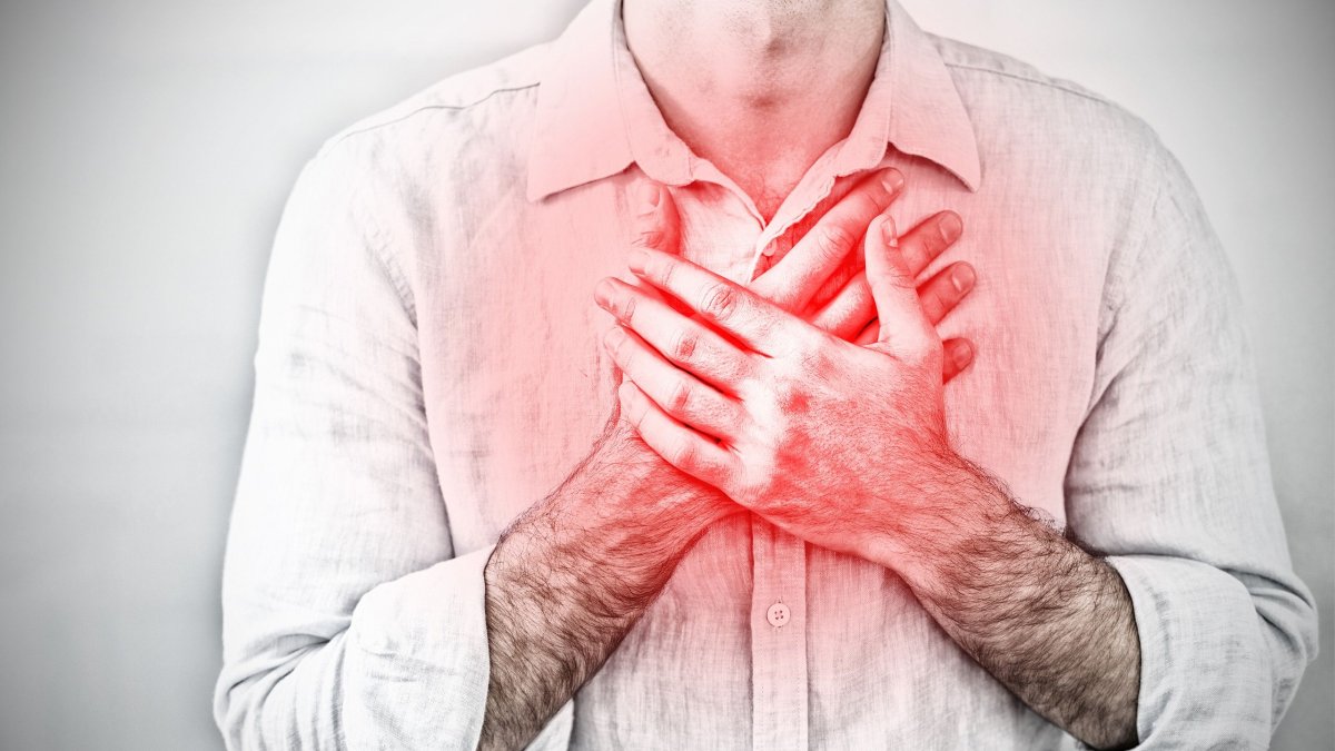 Οξύς πόνος στο στήθος: Τα συμπτώματα και οι αιτίες – Με ποιες παθήσεις συνδέεται