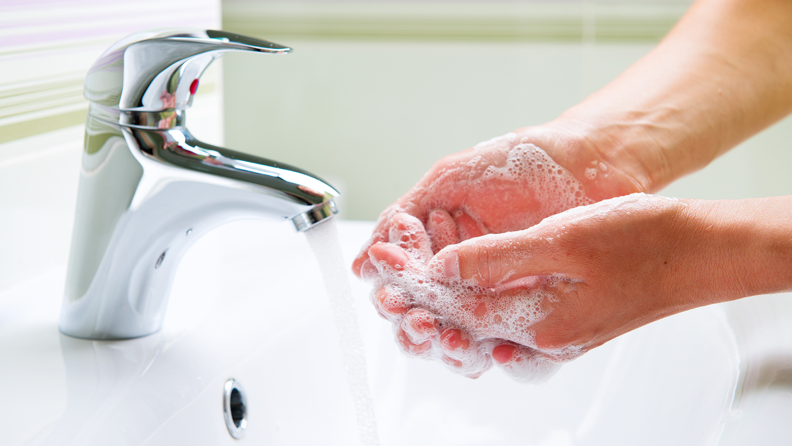 Να γιατί πρέπει να πλένεις τα χέρια σου με αλάτι και ρύζι για να αλλάξει η τύχη σου (βίντεο)