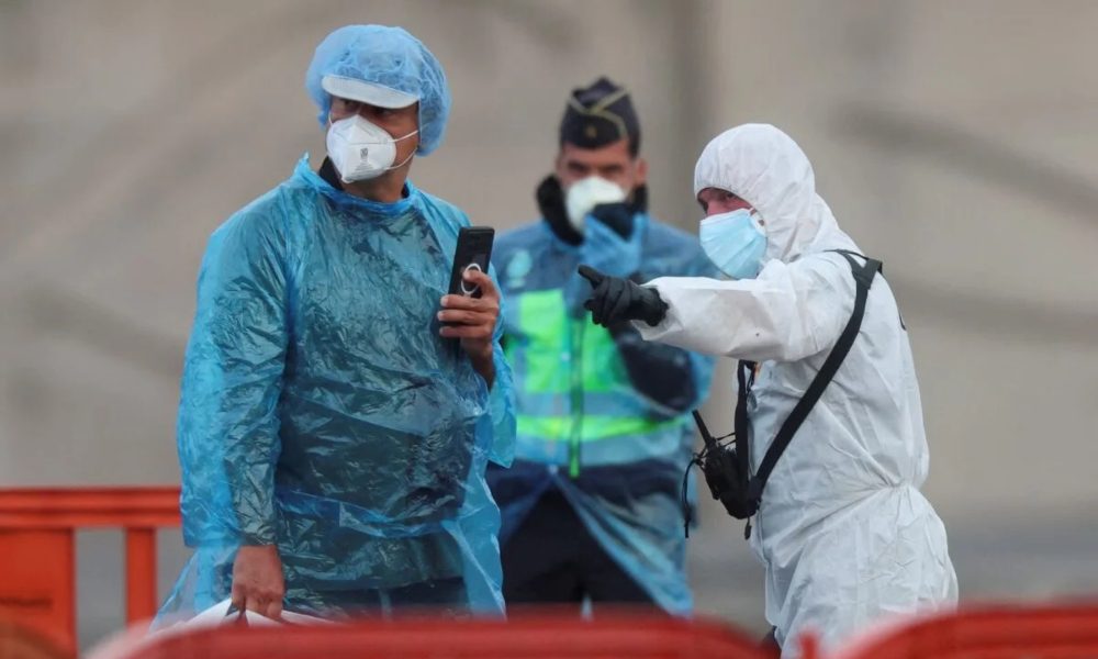 Σε καραντίνα 12 νοσηλευτές στην Ολλανδία: Η γκάφα με ασθενή που επέβαινε στο κρουαζιερόπλοιο με τον χανταϊό