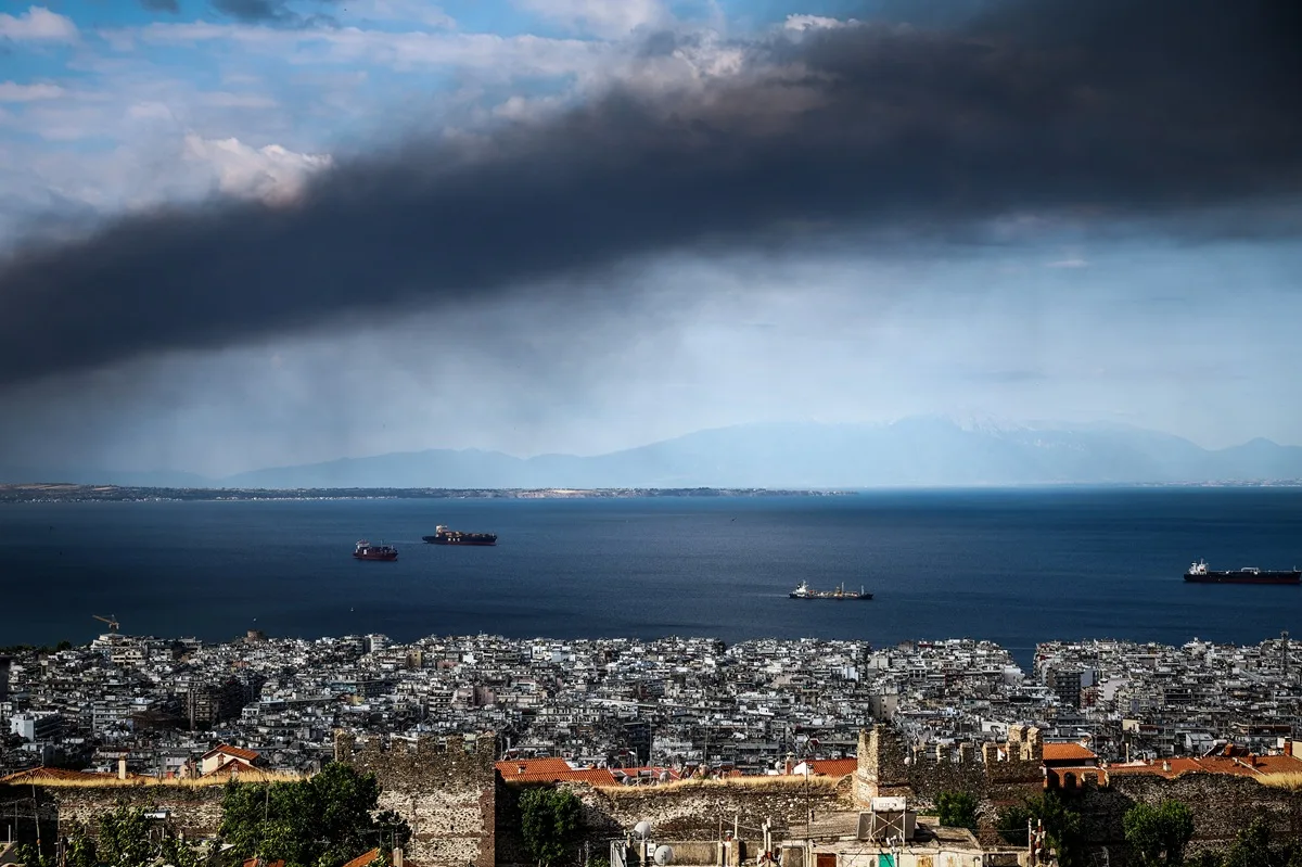 Τοξικό νέφος από τη φωτιά στο Ωραιόκαστρο έχει φτάσει στην Αττική – Τι πρέπει να κάνετε