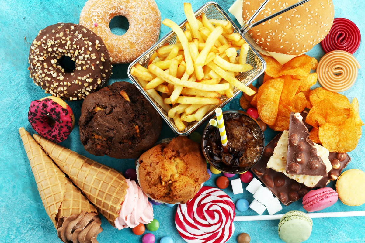 Υπερεπεξεργασμένα τρόφιμα: Νέα μελέτη συνδέει την κατανάλωσή τους με βλάβες στα αγγεία του εγκεφάλου